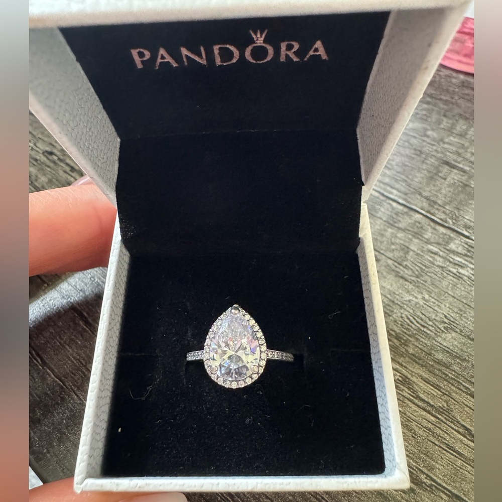 Pandora Sparkling Pear Halo Ring
Sterling silver